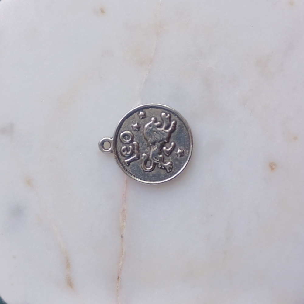 Leo metal pendant silver-tone